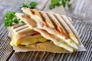 Saftiges Sandwich mit Käse und Schinken aus dem Sandwichmaker oder Kontaktgrill
